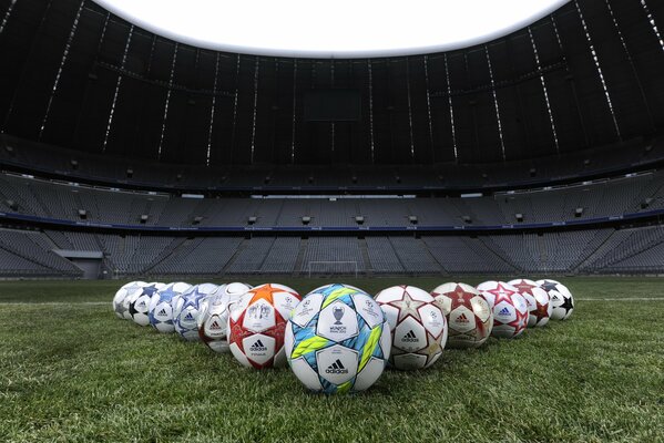 Ballons de football sur le terrain