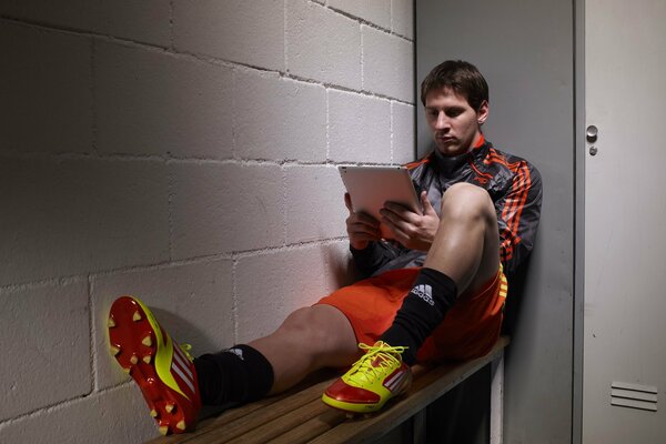 Le footballeur Lionel Messi en uniforme sur le banc