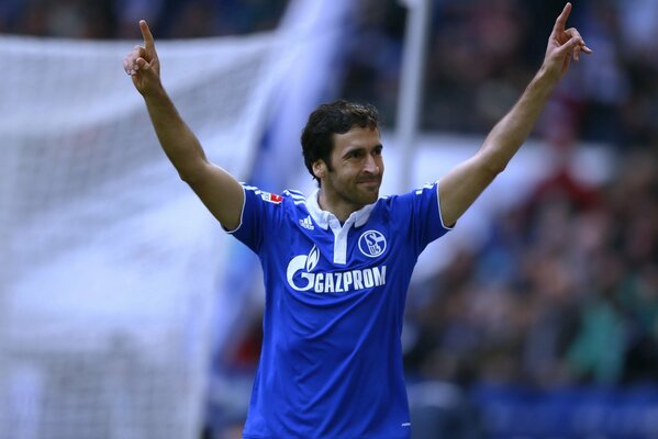 Raúl González en un partido de fútbol