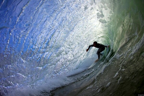 Surf. El hombre en la ola en el tablero