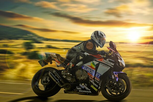 Corse motociclistiche Honda al tramonto