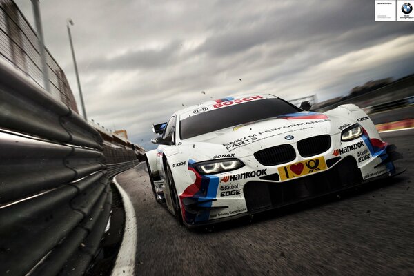 Voiture de course blanche sur la piste