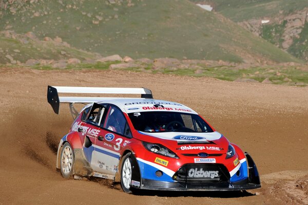 Coche deportivo Ford fiesta en la deriva