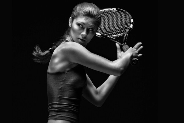 Mädchen mit einem Zopf nimmt einen Ball im Tennis