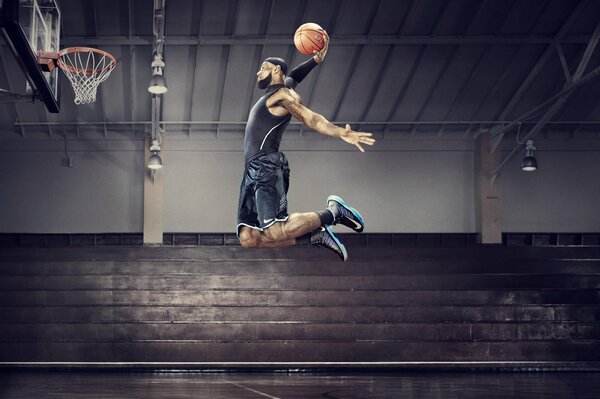 El jugador de baloncesto James LeBron en el partido de las estrellas de la NBA en salto