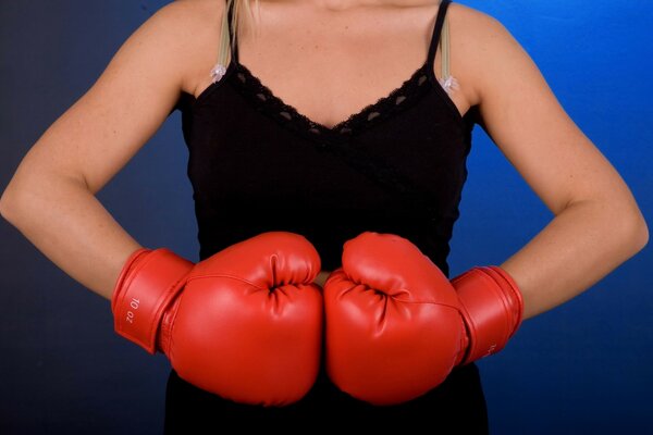 Chica en guantes de boxeo