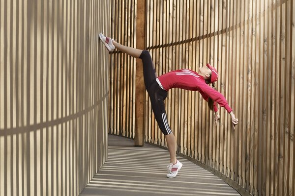 Ragazza in bianco scarpe da ginnastica ottiene impastato