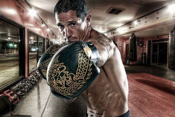 Boxeador en guantes de boxeo negro