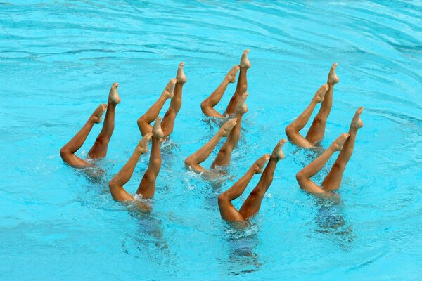 Allenamento sportivo di nuoto sincronizzato