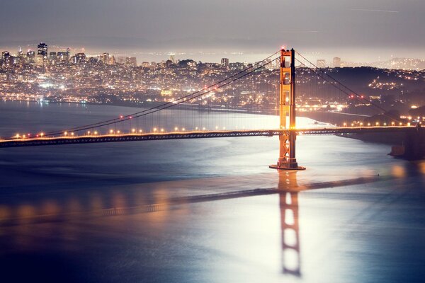 Puente sobre el río en San Francisco por la noche