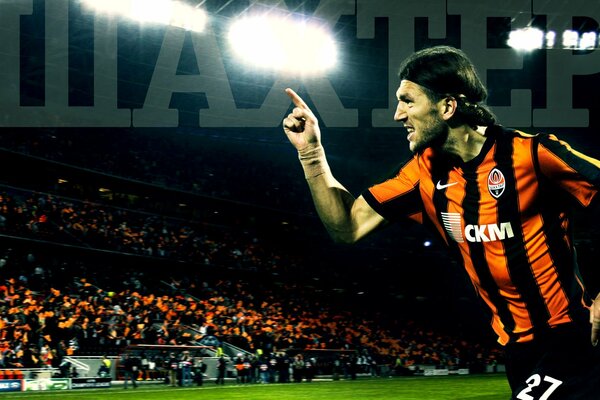 El futbolista Dmitry chigrinsky en el uniforme deportivo del FC Shakhtar