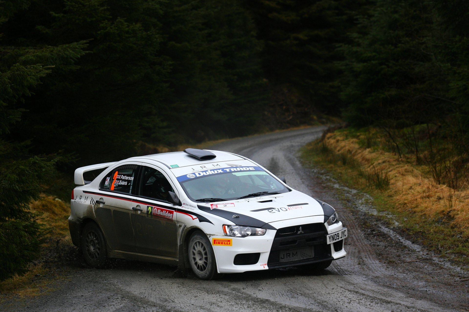 mitsubishi blanc route voiture berline lancer tourner forêt