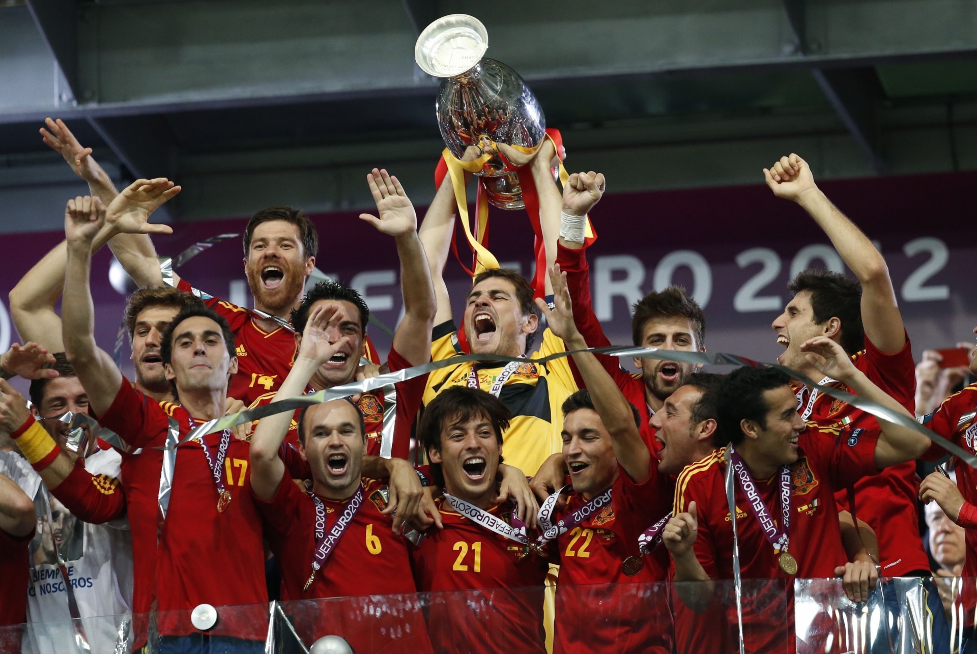 furia roja la iniesta vittoria alonso sport campionato calcio euro 2012 campioni finale furia rossa medaglie coppa campione oro spagna