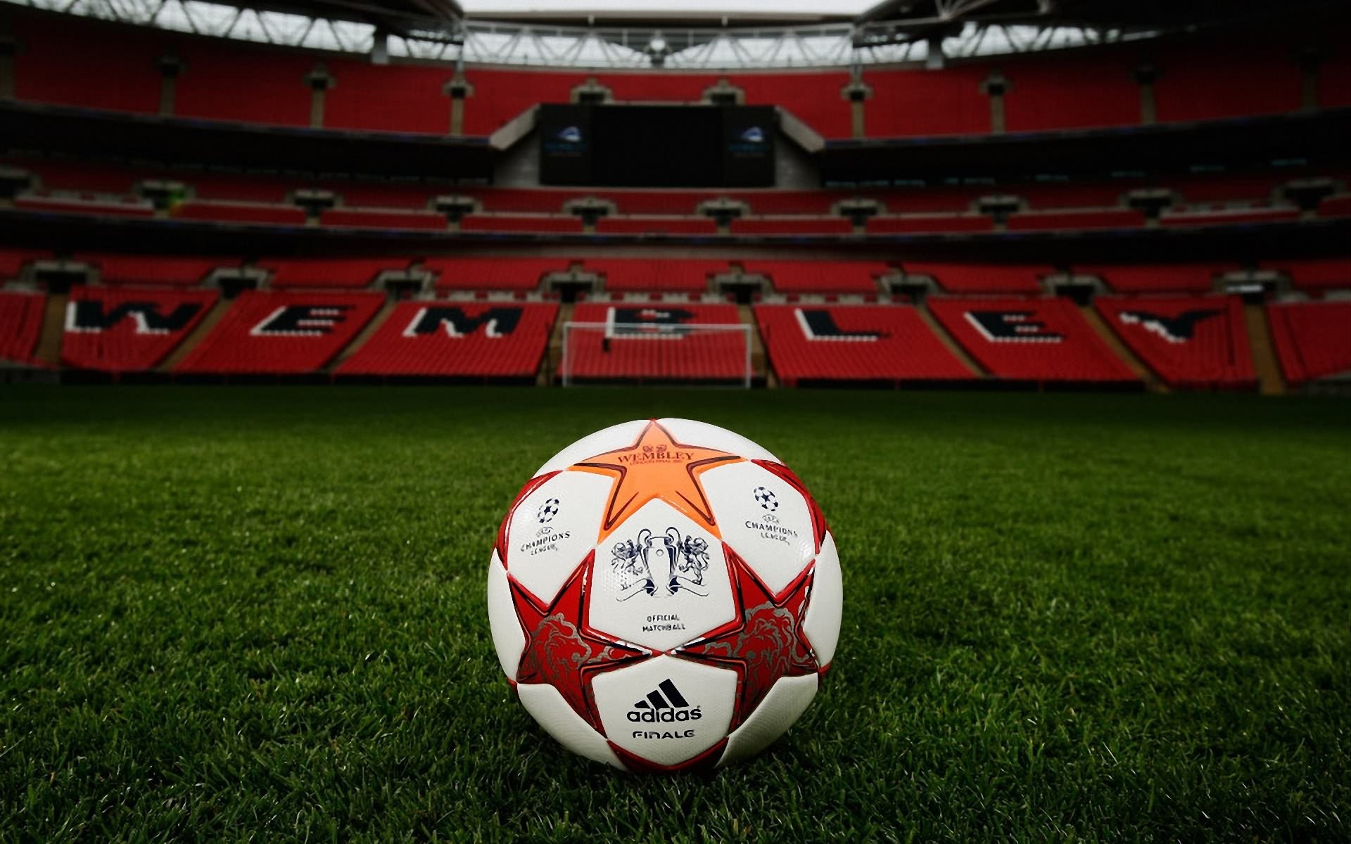 piłka nożna liga mistrzów piłka boisko murawa bramki trybuny stadion wembley