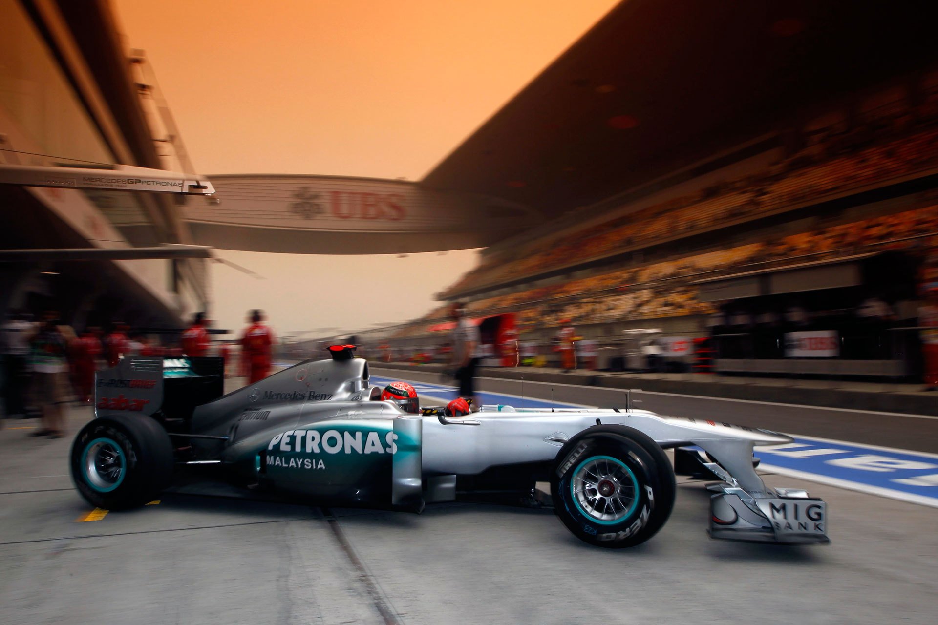 mercedes gp petronas formuła jeden zespół bolid michael schumacher grand prix chin 2011 tor międzynarodowy tor szanghaj shanghai international łańcuch trybuny pit lane boksy formuła 1 f1 formuła 1 zdjęcia sport tapety