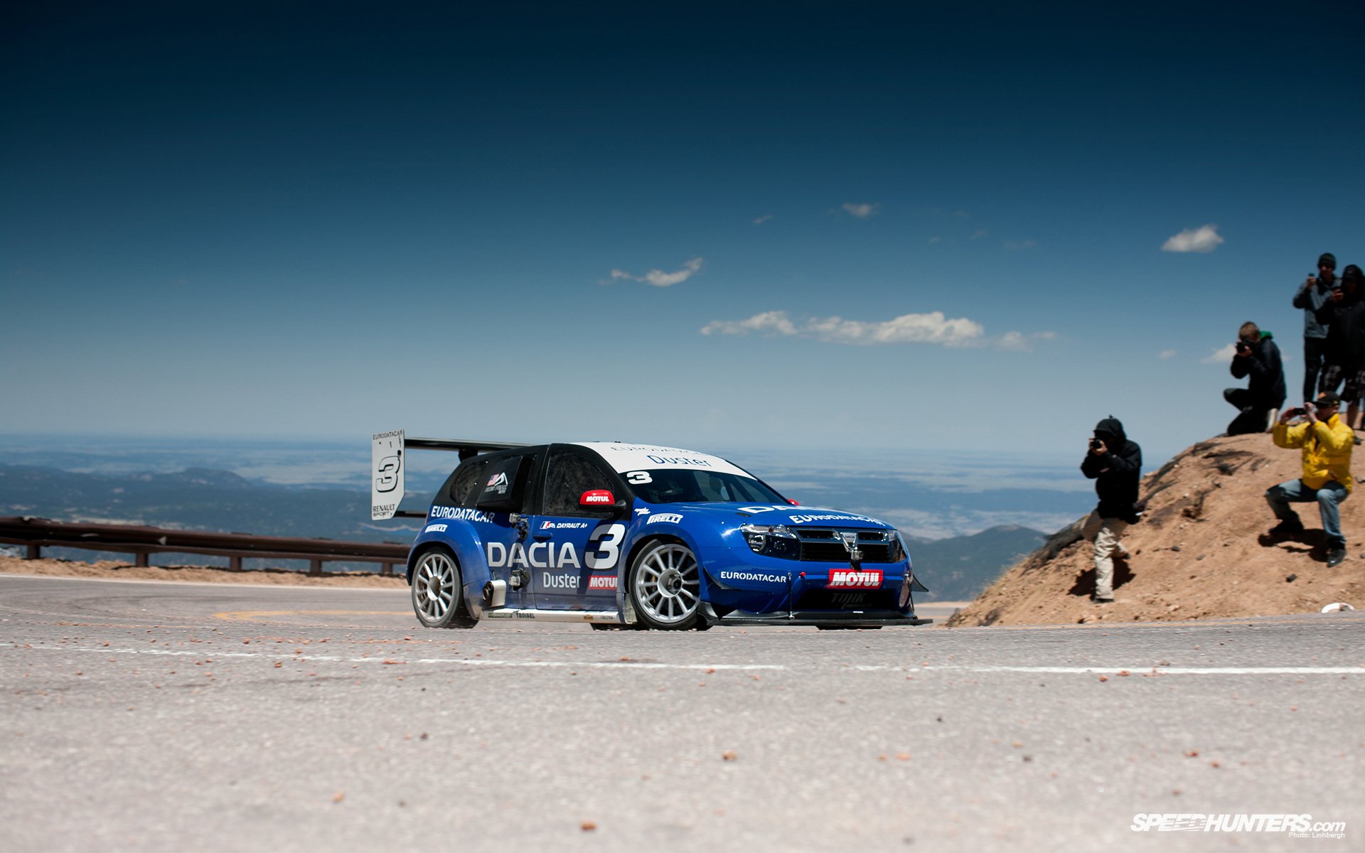 carrera coche auto pista giro montaña cielo azul