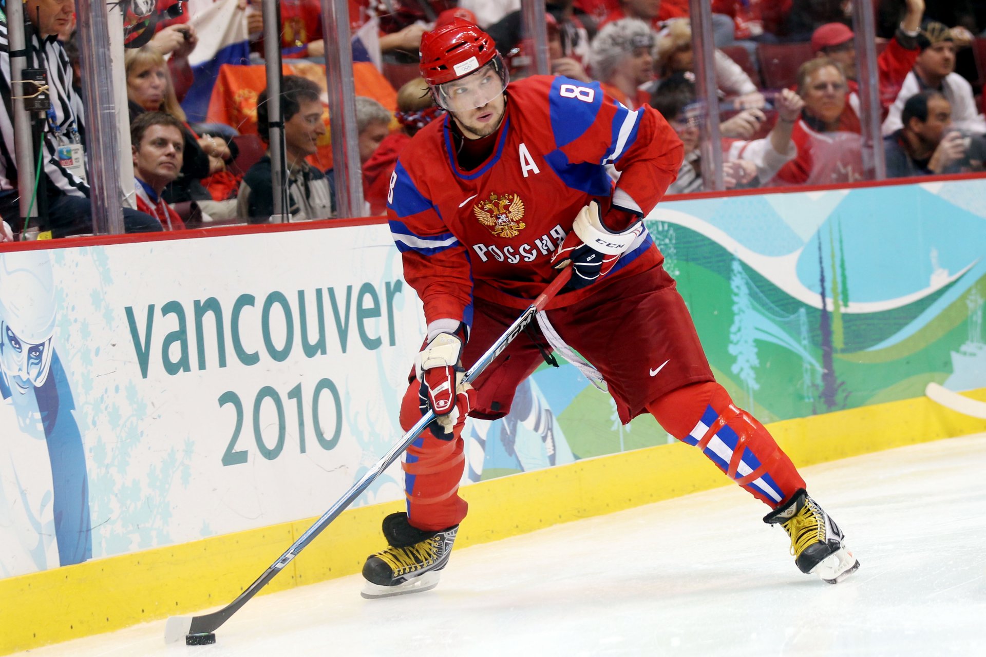 alexander ovechkin rondelle hiver olympique jeux 2010 vancouver canada équipe nationale russie emblème hockey sur glace spectateurs sport russe russie alexandre le grand fans joueur de hockey bâton uniforme fond d écran