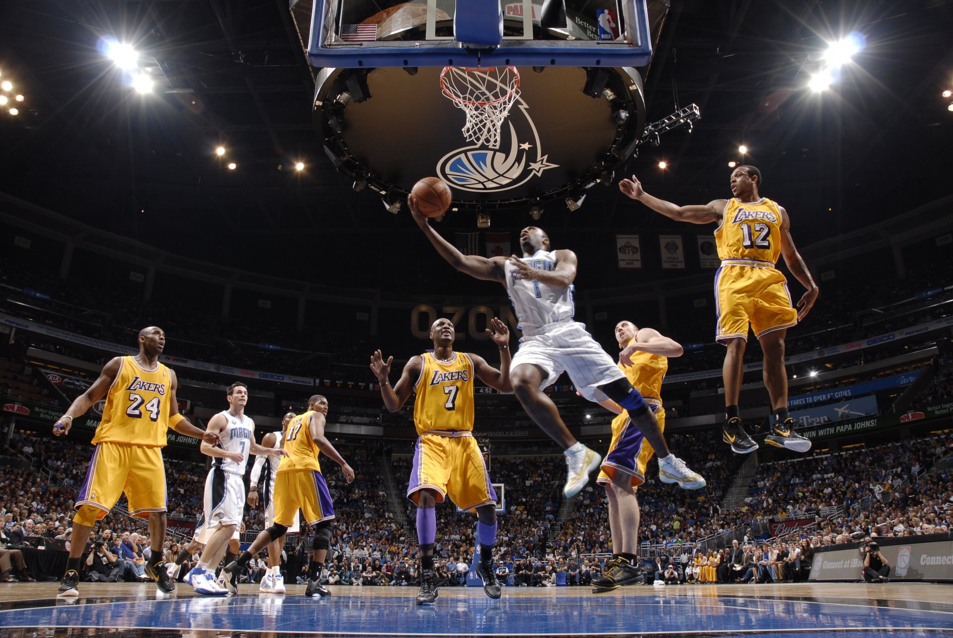 nba basketball los angeles lakers vs orlando magic fliegen schwerelosigkeit hängen springen höhe warten