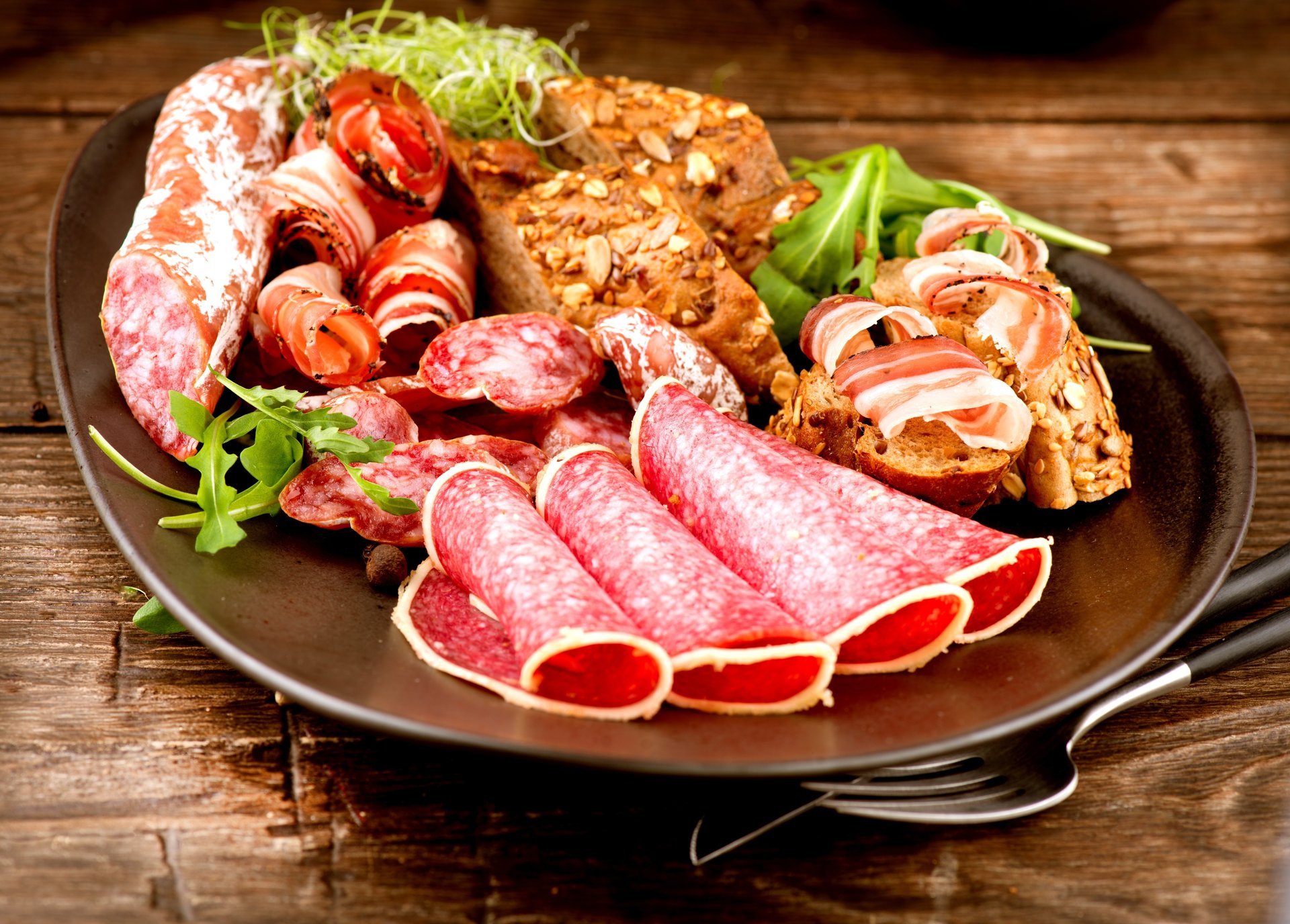 nourriture saucisse assiette jambon viande pain