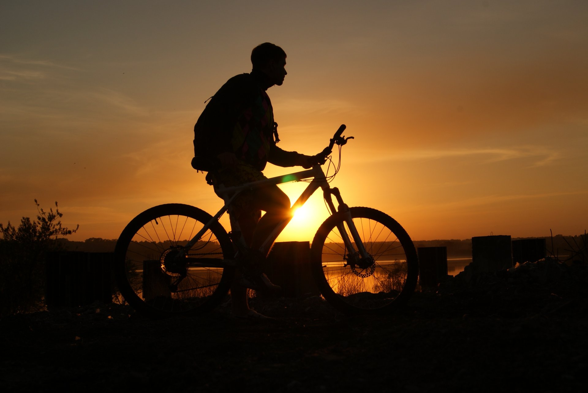 bicicleta puesta de sol cielo chico