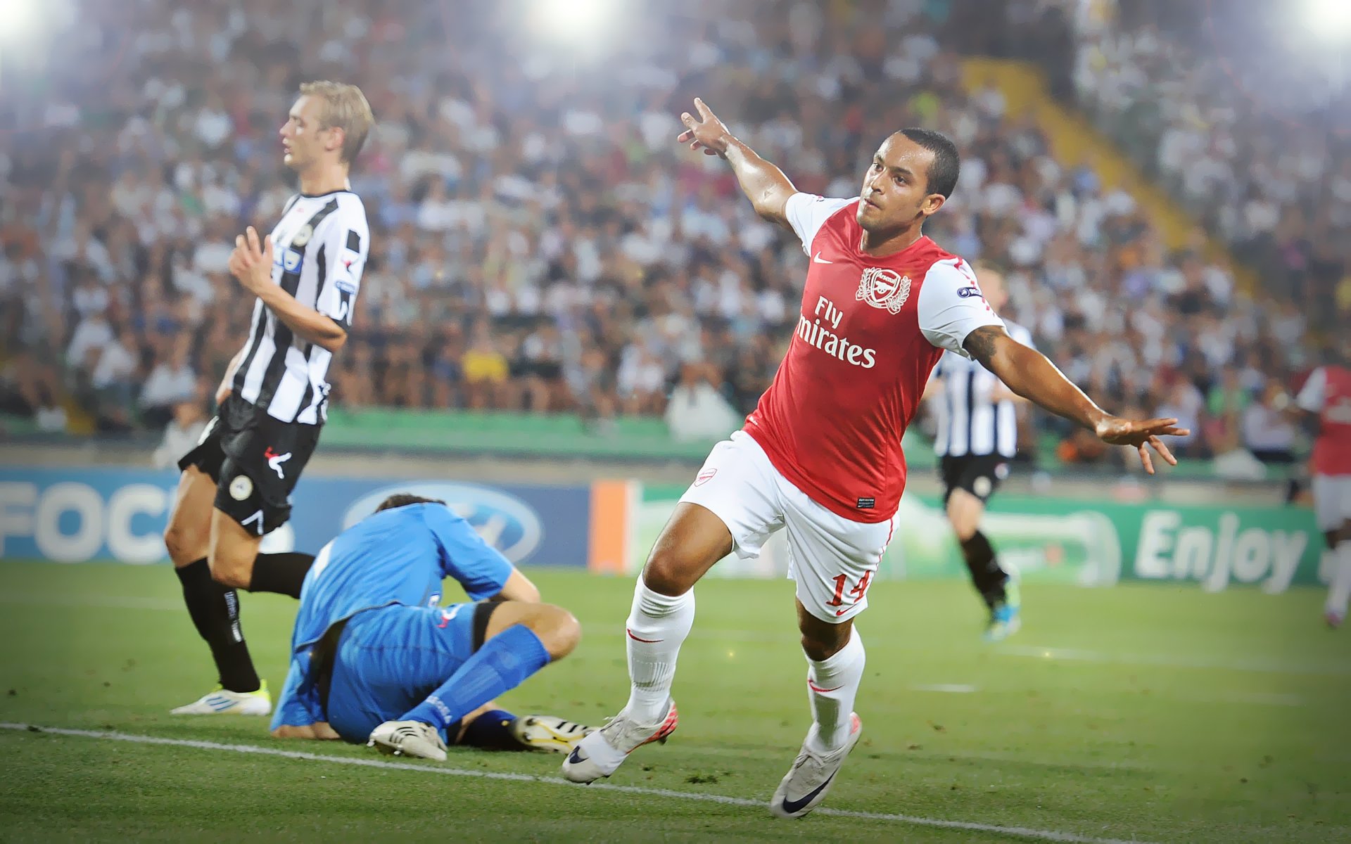 theo walcott arsenal champions league calcio