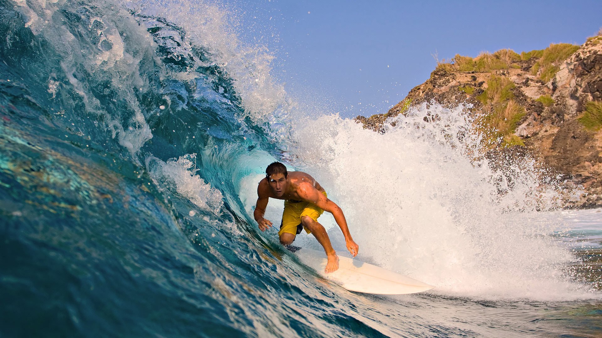 surf surfista hombre montaña hierba océano ola agua