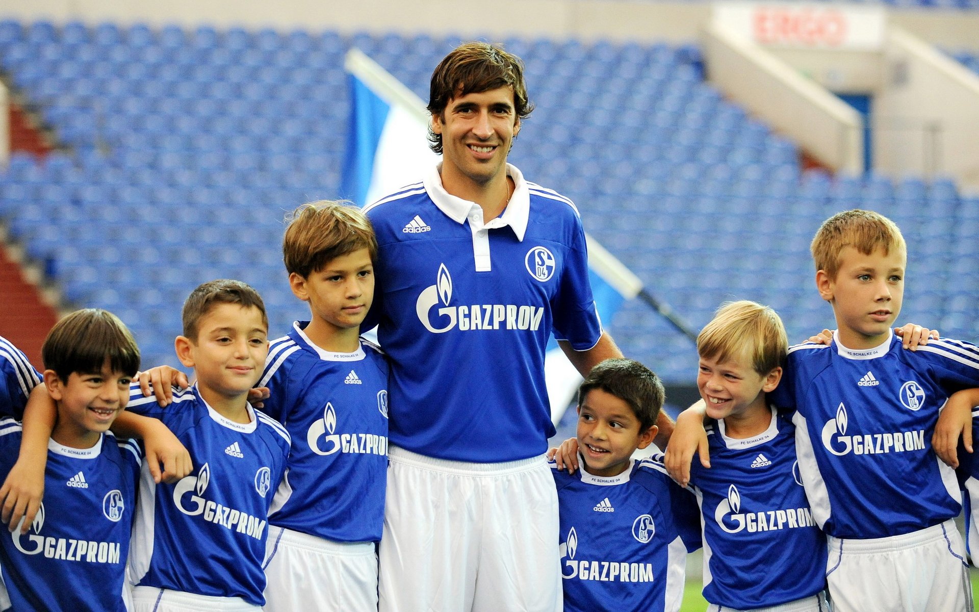 capitán españa schalke 04 bundesliga alemania liga de campeones schalke 04 vs valencia fútbol fondo de pantalla raúl gonzález blanco schalke 04 real madrid capitán de la selección