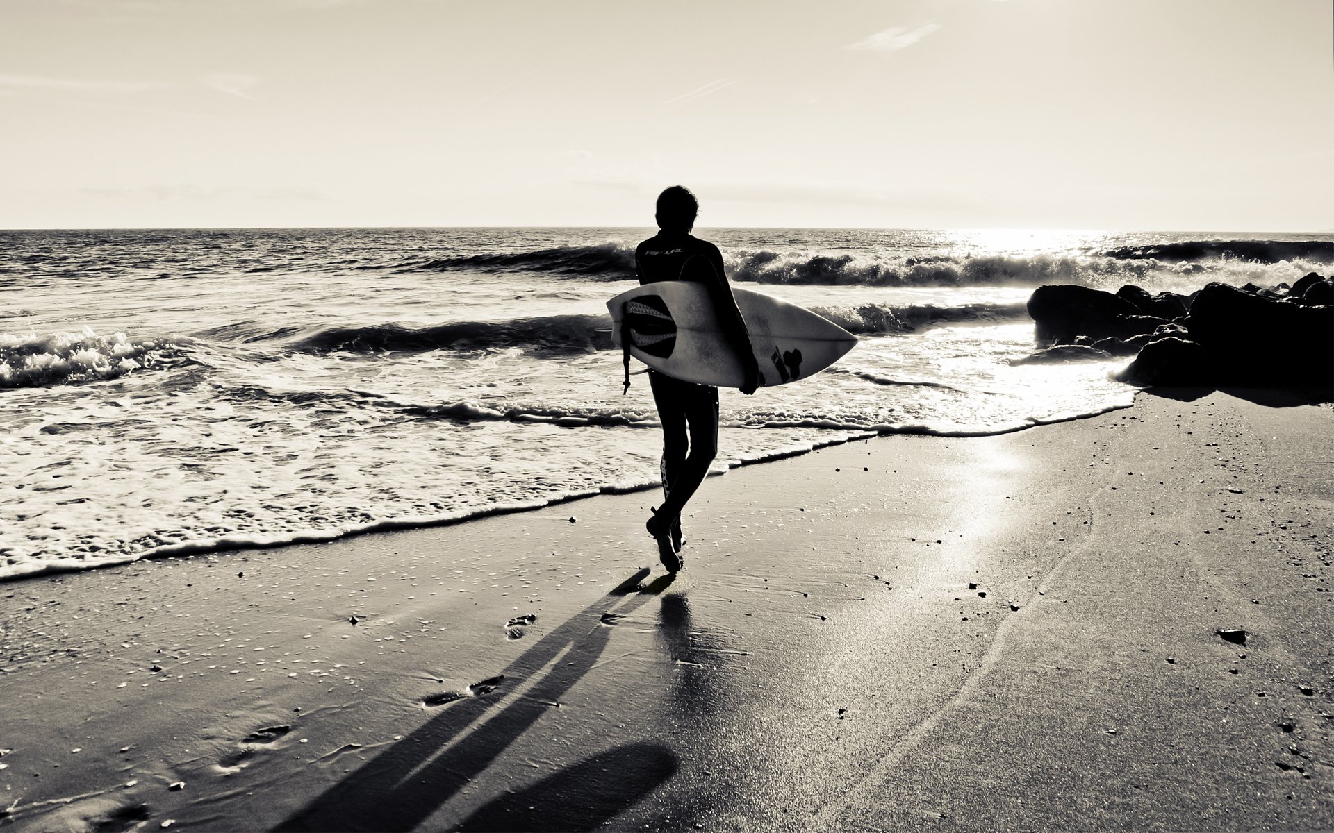 surfer surfing deska sylwetka ślady cień plaża piasek wybrzeże fale ocean