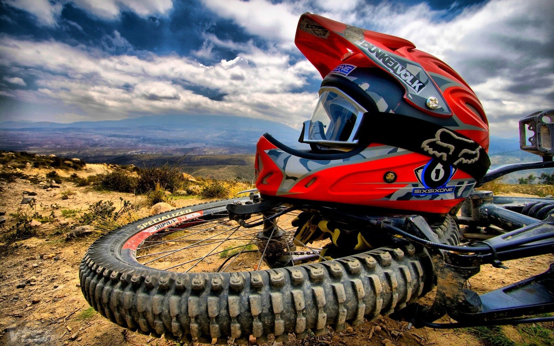 casque steppe montagne sport équitation ciel roue