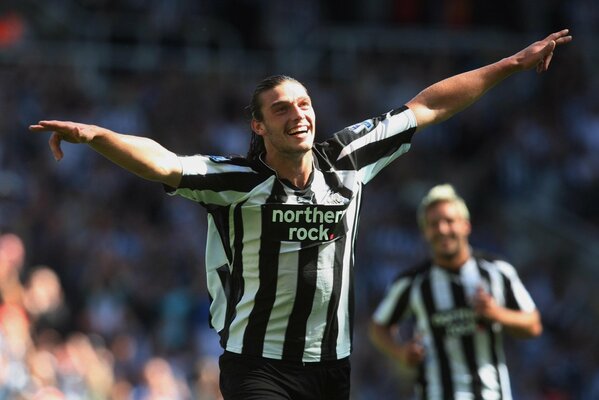 Football-Spieler Carroll aus Newcastle feiert ein Tor