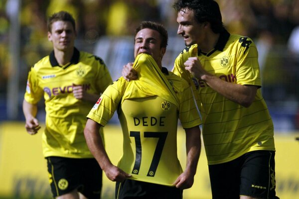 Les joueurs en uniforme jaune heureux de la victoire