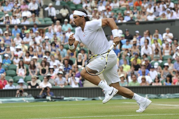 Rafael Nadal biegnie po piłkę