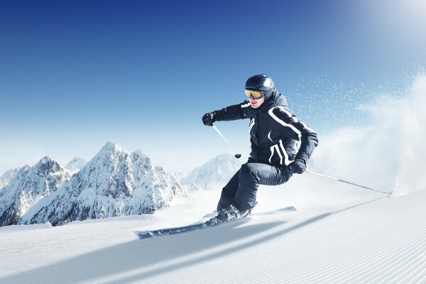 Sciatore sullo sfondo di montagne innevate