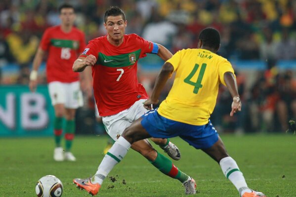 Portugals Fußballer Ronaldo umgeht den Gegner