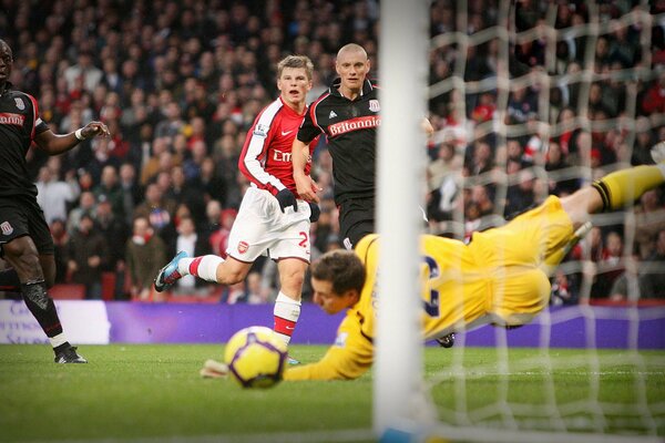 Football player arshavin in the game for Arsenal