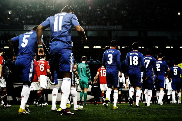 Fotos de los equipos Chelsea y Manchester United en un partido de fútbol