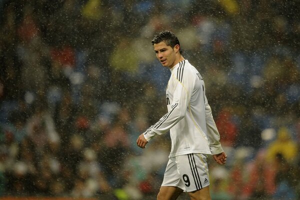 Cristiano Ronaldo en medio de la lluvia