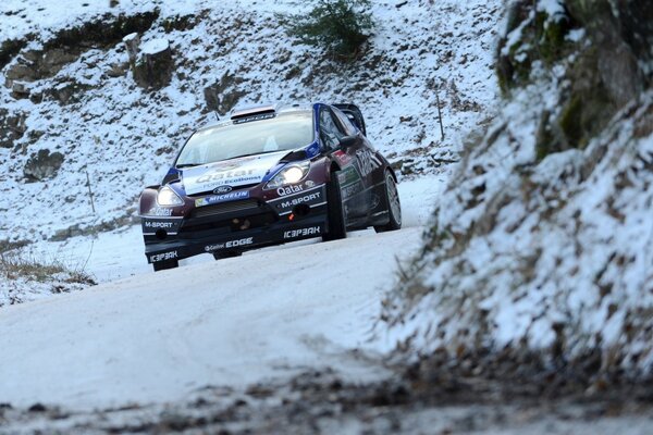 Coche de carreras en pista de invierno