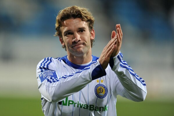 El futbolista Shevchenko en el estadio