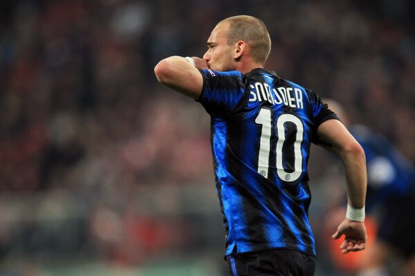 Wesley Sneider gioca bene il calcio in questa foto corre