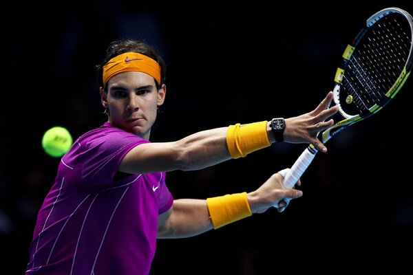 Le joueur de tennis Nadal au lancer