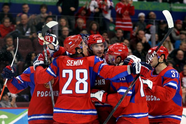 L équipe nationale de hockey s étreint sur la glace