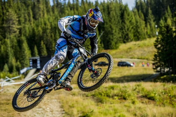 Saltar en una bicicleta deportiva durante una carrera