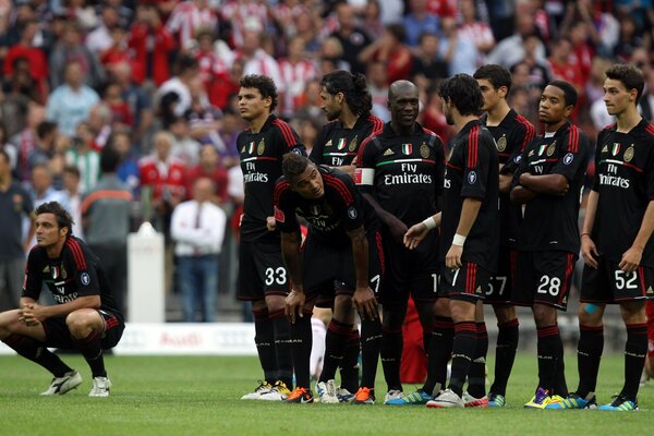 Futbolistas en el campo después del partido