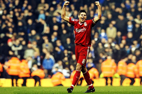 Gerrard celebra gol para Liverpool