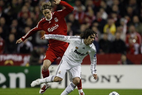 Lutte de deux joueurs de football pour le ballon