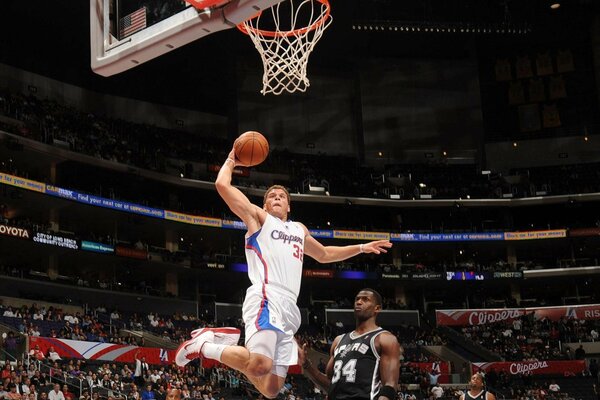 Le basketteur Blake Griffin au saut en hauteur