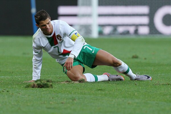 Joueur de football Ronaldo se trouve sur le terrain dans l herbe verte