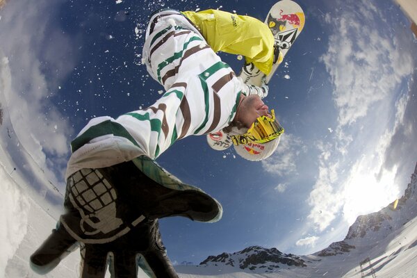 Snowboarder esegue un salto pericoloso