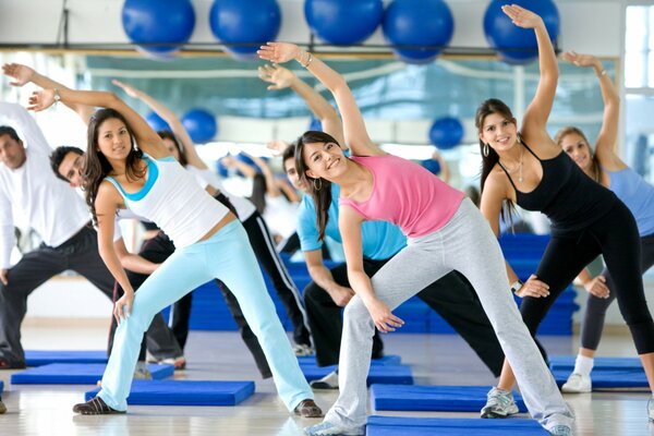 Les écoliers sont heureux de faire de l exercice dans la salle